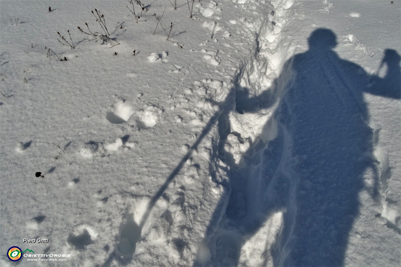 21 Proseguo a dx per il Vneturosa seguendo la traccia nella alta neve.JPG